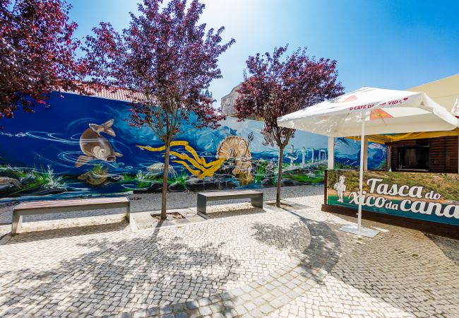 Apartment in Setúbal - Renovated apartment in a typical neighborhood of Setúbal, large terrace, sleeps 6pax