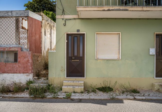 Apartment in Setúbal - Renovated apartment in a typical neighborhood of Setúbal, large terrace, sleeps 6pax