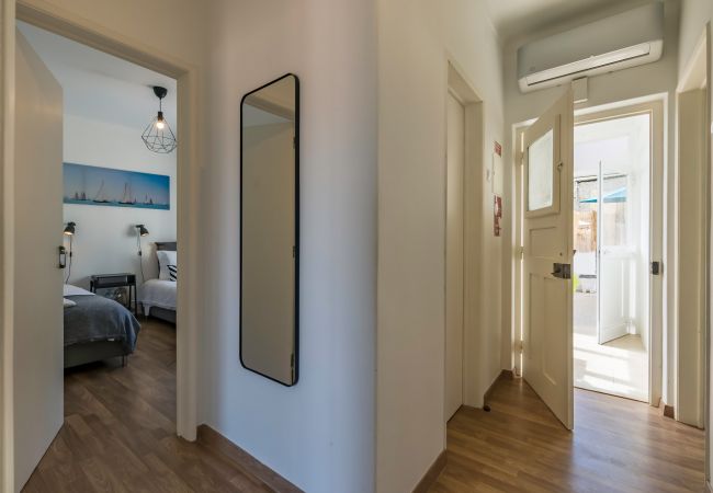 Apartment in Setúbal - Renovated apartment in a typical neighborhood of Setúbal, large terrace, sleeps 6pax