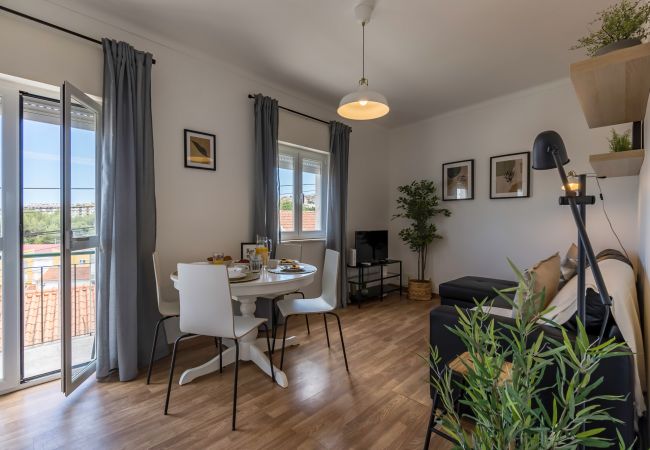Apartment in Setúbal - Renovated apartment in a typical neighborhood of Setúbal, large terrace, sleeps 6pax