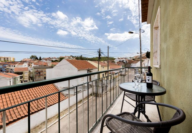 Apartment in Setúbal - Renovated apartment in a typical neighborhood of Setúbal, large terrace, sleeps 6pax