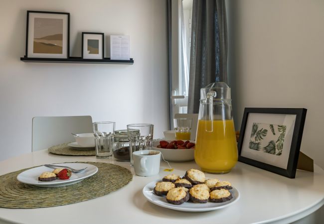 Apartment in Setúbal - Renovated apartment in a typical neighborhood of Setúbal, large terrace, sleeps 6pax