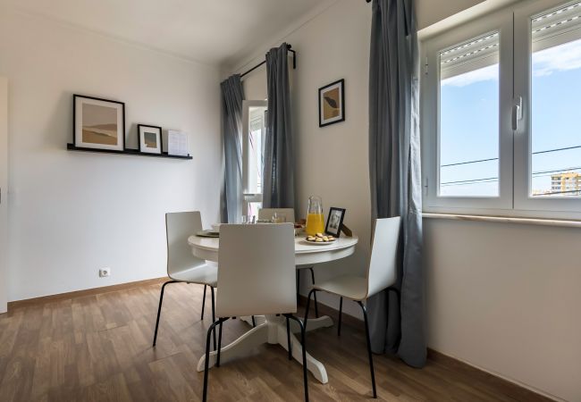 Apartment in Setúbal - Renovated apartment in a typical neighborhood of Setúbal, large terrace, sleeps 6pax