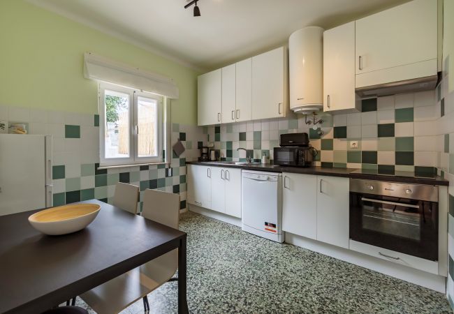 Apartment in Setúbal - Renovated apartment in a typical neighborhood of Setúbal, large terrace, sleeps 6pax