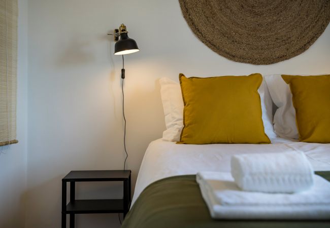Apartment in Setúbal - Renovated apartment in a typical neighborhood of Setúbal, large terrace, sleeps 6pax
