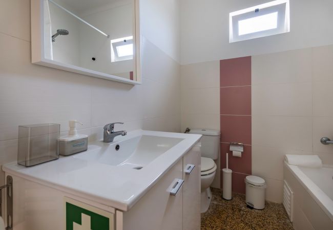 Apartment in Setúbal - Renovated apartment in a typical neighborhood of Setúbal, large terrace, sleeps 6pax