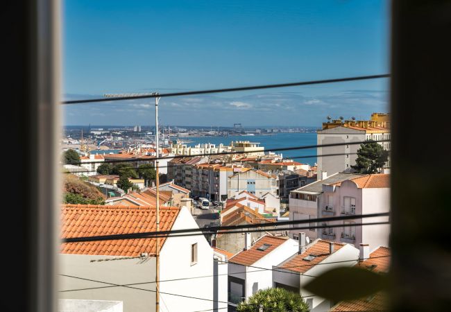 Apartment in Setúbal - Renovated apartment in a typical neighborhood of Setúbal, large terrace, sleeps 6pax