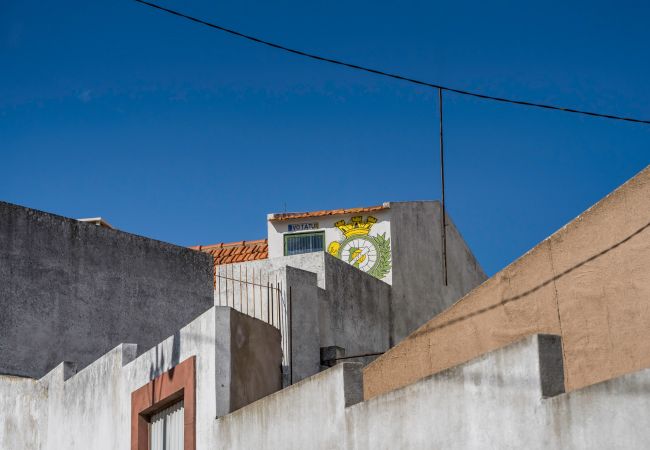 Apartment in Setúbal - Renovated apartment in a typical neighborhood of Setúbal, large terrace, sleeps 6pax