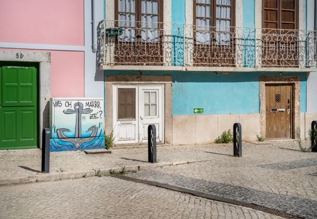 Apartment in Setúbal - Renovated apartment in a typical neighborhood of Setúbal, large terrace, sleeps 6pax