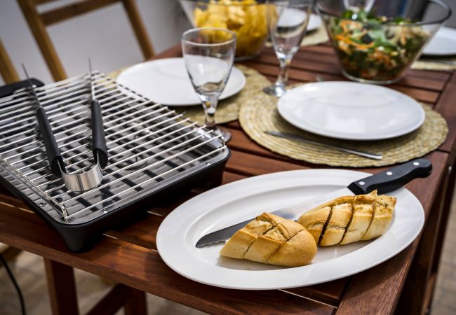 Apartment in Setúbal - Renovated apartment in a typical neighborhood of Setúbal, large terrace, sleeps 6pax