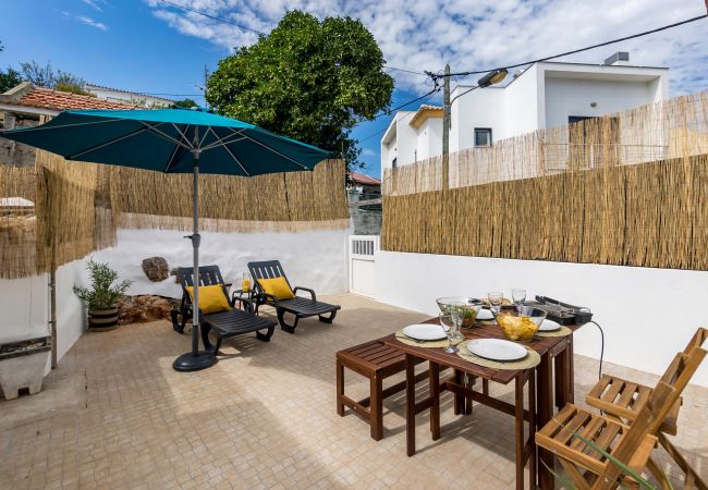 Apartment in Setúbal - Renovated apartment in a typical neighborhood of Setúbal, large terrace, sleeps 6pax