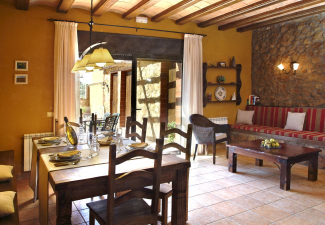 Cottage in Avinyonet del Penedes - Rural house with private pool, close to the mountains and vineyards.