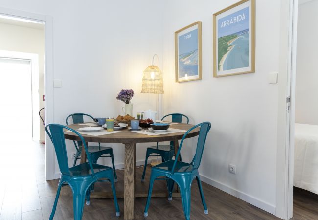 House in Setúbal - Holiday home for 4pax with private terrace and wifi, close to downtown Setúbal and the river Sado.