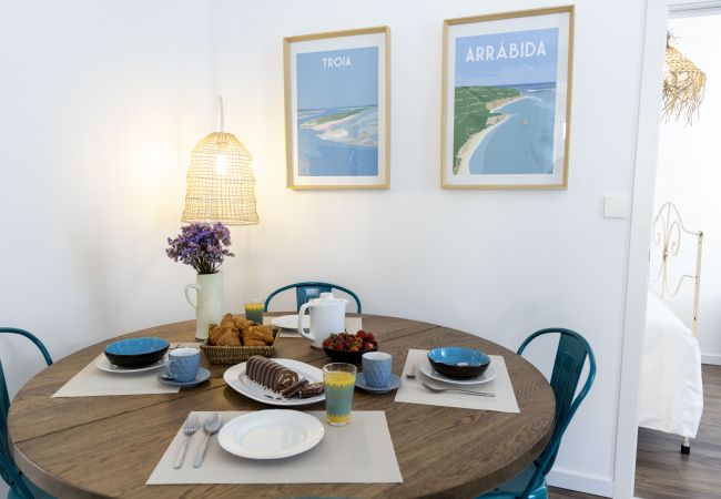 House in Setúbal - Holiday home for 4pax with private terrace and wifi, close to downtown Setúbal and the river Sado.