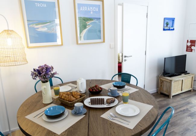 House in Setúbal - Holiday home for 4pax with private terrace and wifi, close to downtown Setúbal and the river Sado.