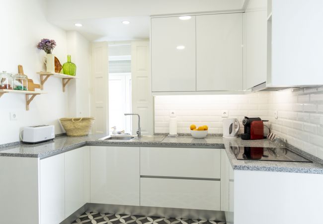 House in Setúbal - Holiday home for 4pax with private terrace and wifi, close to downtown Setúbal and the river Sado.