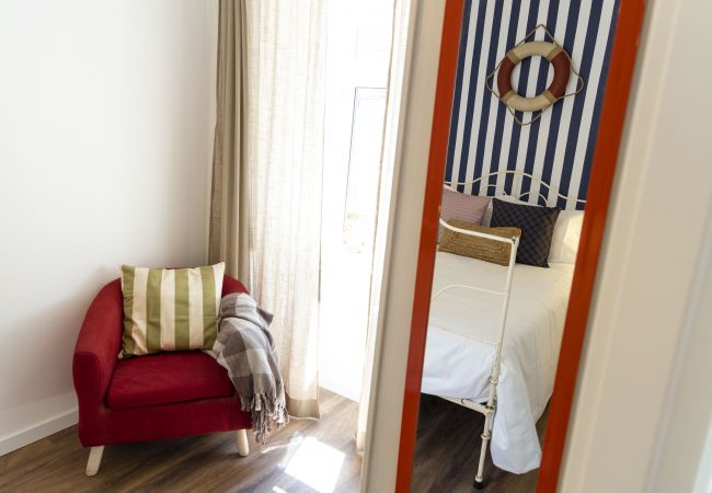 House in Setúbal - Holiday home for 4pax with private terrace and wifi, close to downtown Setúbal and the river Sado.