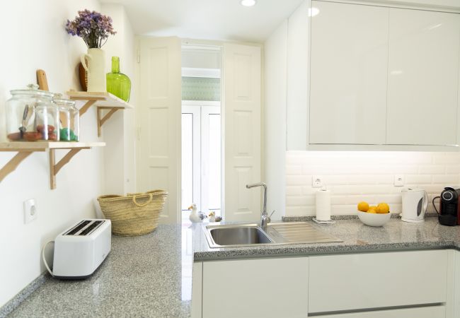 House in Setúbal - Holiday home for 4pax with private terrace and wifi, close to downtown Setúbal and the river Sado.