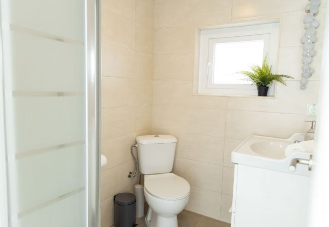 House in Setúbal - Holiday home for 4pax with private terrace and wifi, close to downtown Setúbal and the river Sado.