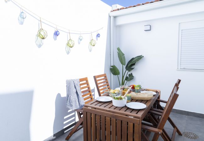 House in Setúbal - Holiday home for 4pax with private terrace and wifi, close to downtown Setúbal and the river Sado.