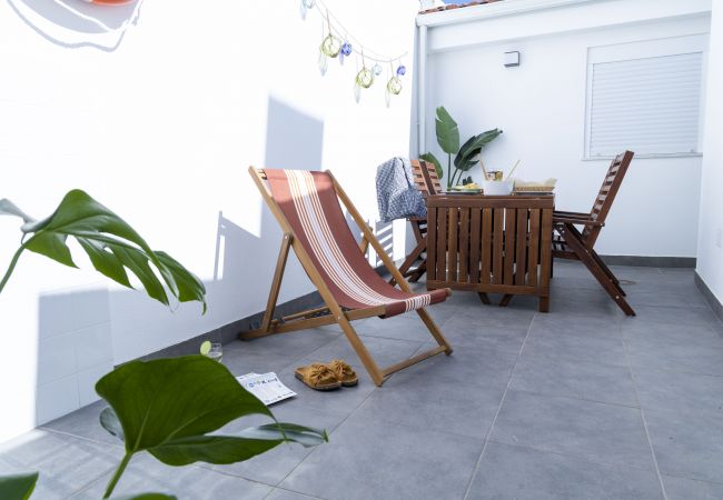 House in Setúbal - Holiday home for 4pax with private terrace and wifi, close to downtown Setúbal and the river Sado.
