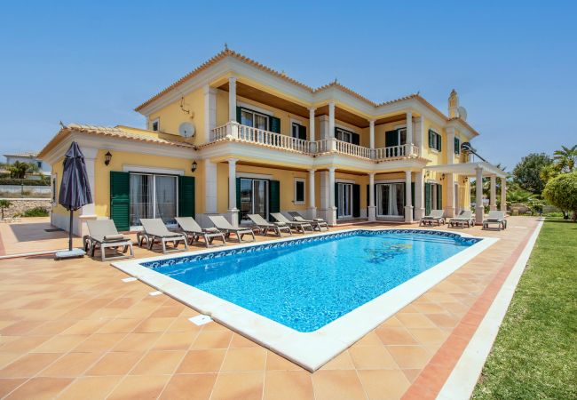 Villa/Dettached house in Albufeira - Villa Iris | 5 Bedrooms | Premium | Galé